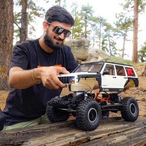 Axial 1/10 SCX10 III Jeep Cherokee XJ 4X4 RTR Brushed Rock Crawler, White
